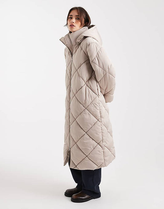 https://images.asos-media.com/products/miss-selfridge-quilted-hooded-maxi-puffer-coat-in-mocha/208230690-1-mocha?$n_750w$&wid=750&fit=constrain