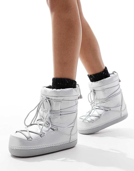 https://images.asos-media.com/products/seqwl-snow-boots-in-silver/206873262-1-silver?$n_750w$&wid=750&fit=constrain