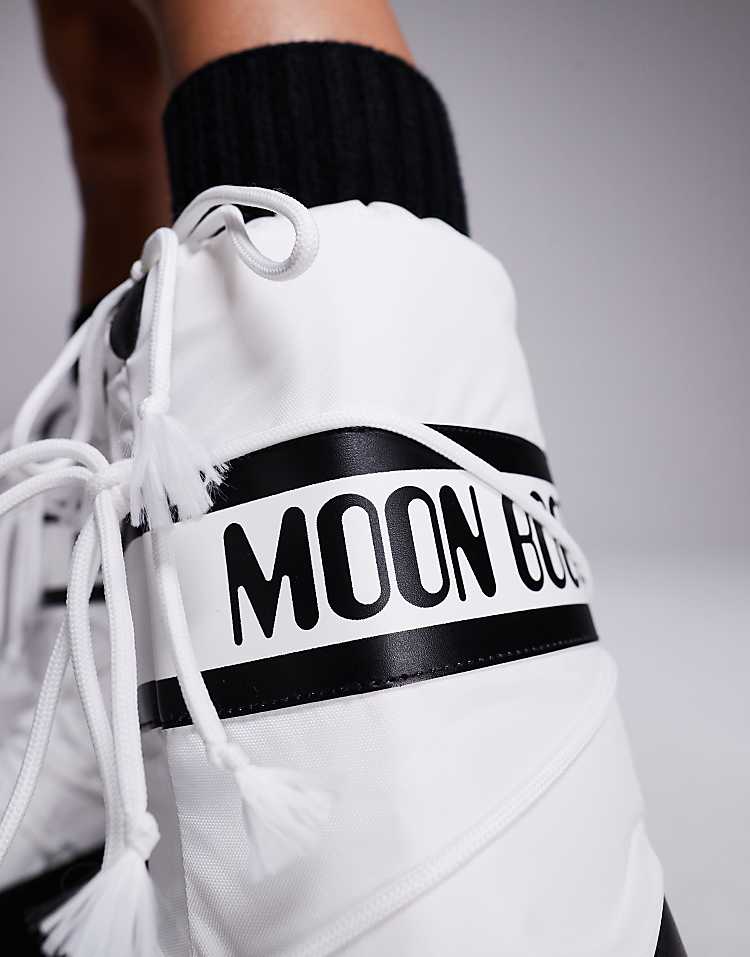 https://images.asos-media.com/products/moonboot-icon-high-in-white/207121160-4?$n_750w$&wid=750&fit=constrain
