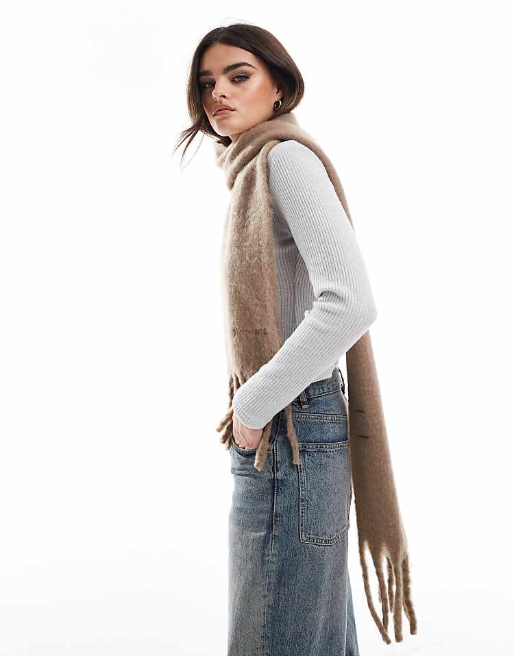 https://images.asos-media.com/products/pieces-medium-super-soft-tassel-scarf-in-beige/207131784-4?$n_750w$&wid=750&fit=constrain