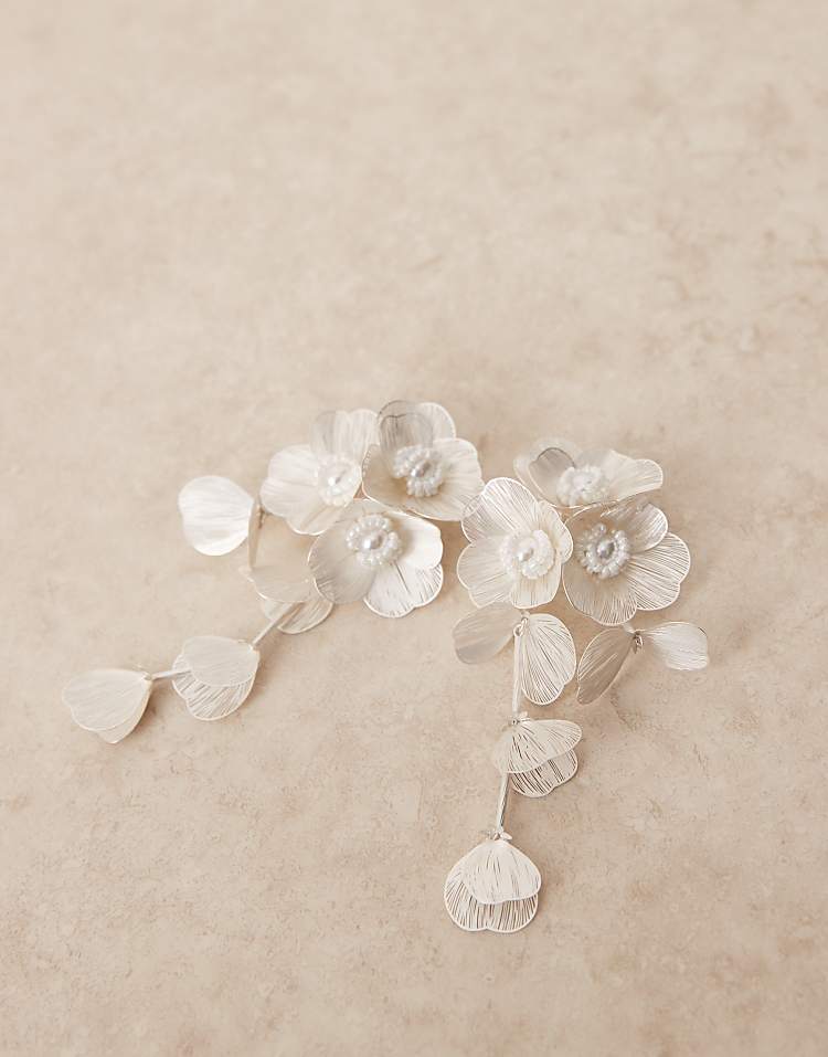 https://images.asos-media.com/products/asos-design-drop-earrings-with-3d-floral-design-in-pearl-white-tone/207925540-2?$n_750w$&wid=750&fit=constrain