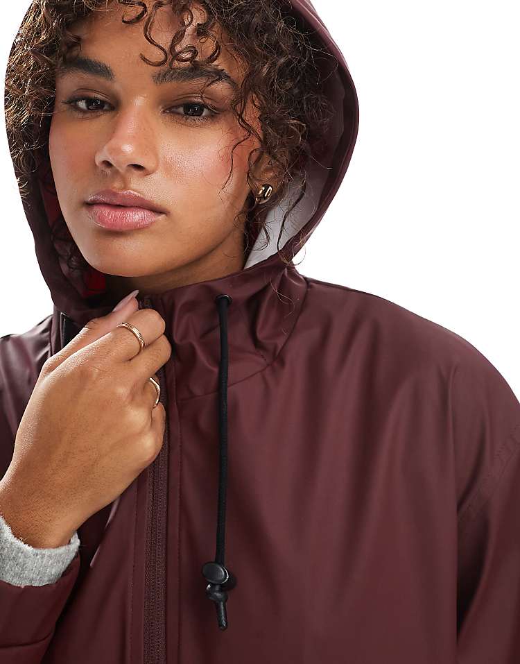 https://images.asos-media.com/products/asos-design-contrast-detail-rubberised-rain-parka-in-burgundy/208040162-4?$n_750w$&wid=750&fit=constrain