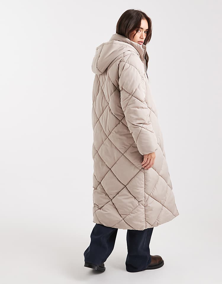 https://images.asos-media.com/products/miss-selfridge-quilted-hooded-maxi-puffer-coat-in-mocha/208230690-4?$n_750w$&wid=750&fit=constrain