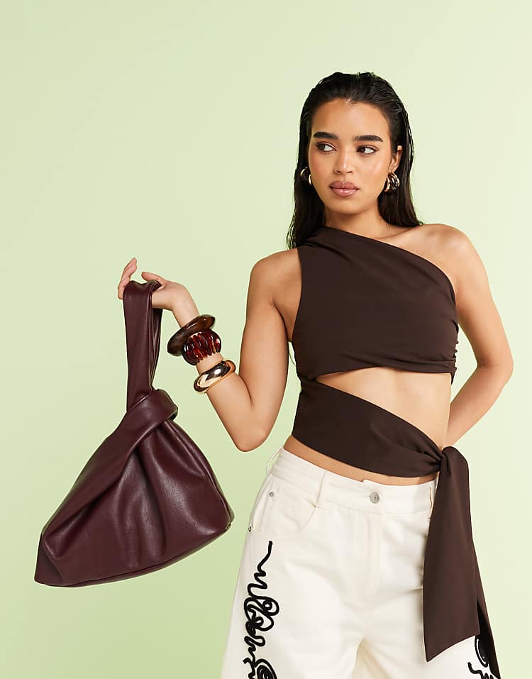 https://images.asos-media.com/products/asos-design-oversized-loop-through-clutch-bag-in-cherry-red/208417787-1-burgundy?$n_750w$&wid=750&fit=constrain