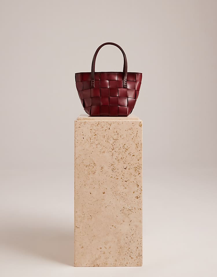 https://images.asos-media.com/products/dragon-diffusion-japan-mini-woven-leather-top-handle-bag-in-burgundy/208481422-4?$n_750w$&wid=750&fit=constrain