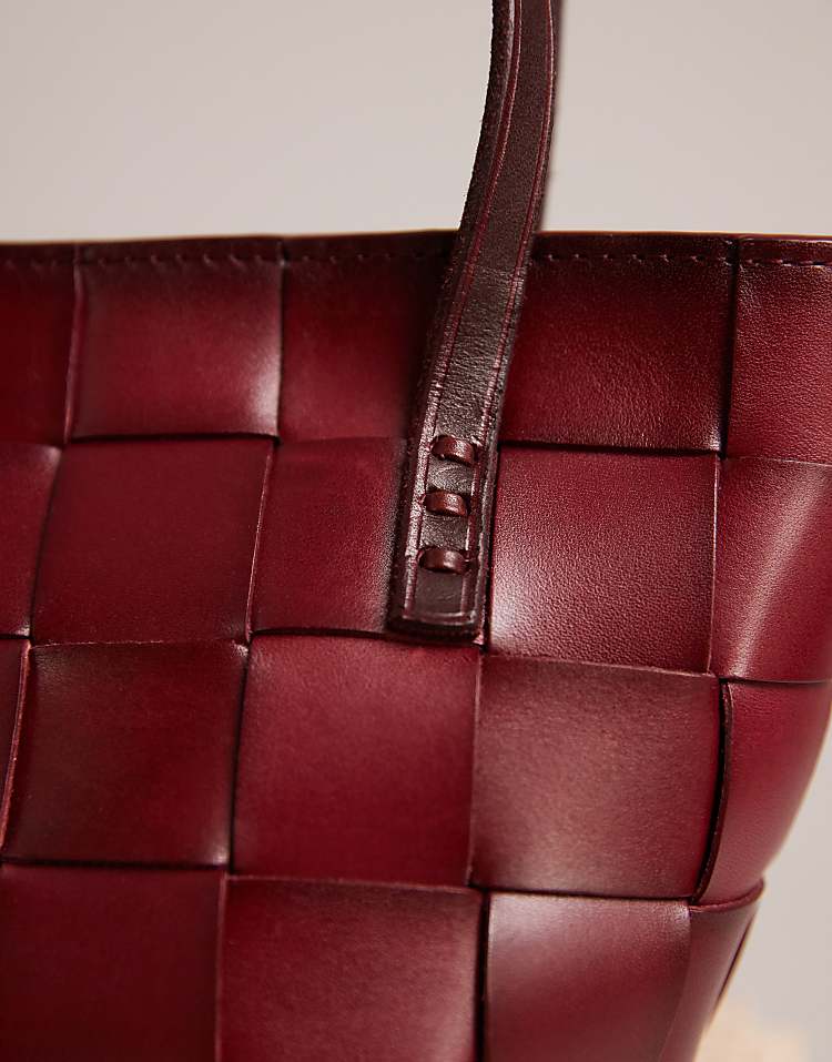 https://images.asos-media.com/products/dragon-diffusion-japan-mini-woven-leather-top-handle-bag-in-burgundy/208481422-5?$n_750w$&wid=750&fit=constrain