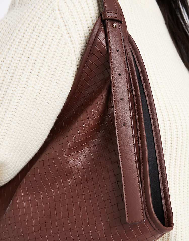 https://images.asos-media.com/products/asos-design-weave-tubular-handle-vase-tote-bag-in-chocolate/208536615-3?$n_750w$&wid=750&fit=constrain