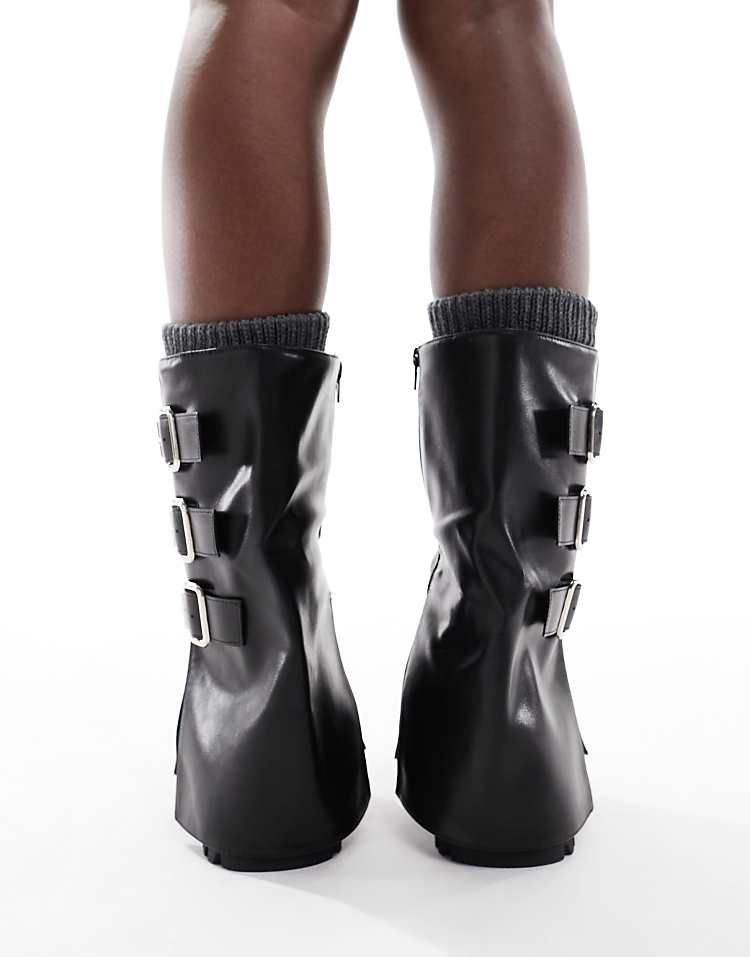 https://images.asos-media.com/products/seqwl-wide-fit-stella-buckle-detail-chunky-boots-in-black/208726957-3?$n_750w$&wid=750&fit=constrain
