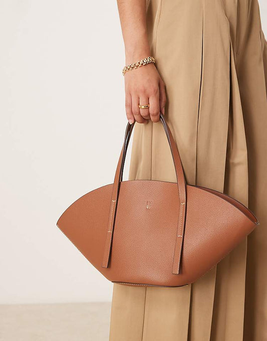 https://images.asos-media.com/products/gina-tricot-faux-leather-small-wide-shopper-bag-in-brown-camel/208784235-1-camelbrown?$n_750w$&wid=750&fit=constrain