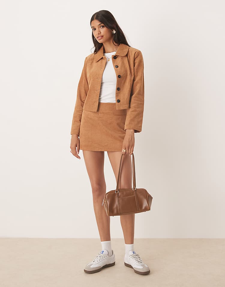 https://images.asos-media.com/products/glamorous-crop-cord-jacket-in-brown-co-ord/208971145-3?$n_750w$&wid=750&fit=constrain