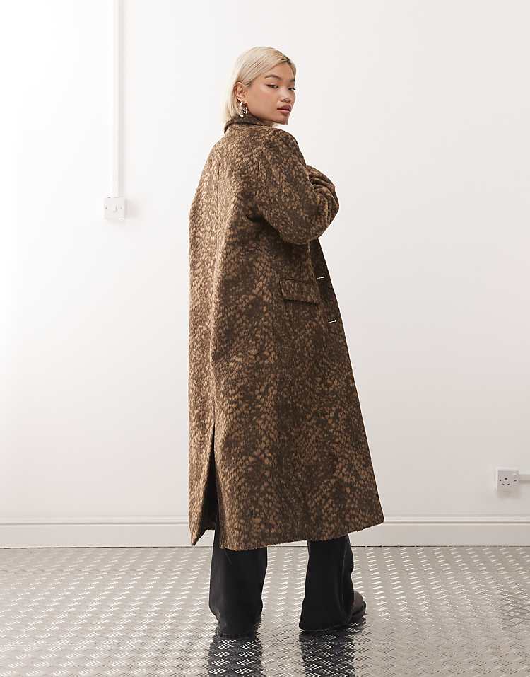 https://images.asos-media.com/products/reclaimed-vintage-maxi-duster-coat-in-deer-animal-print/208972652-4?$n_750w$&wid=750&fit=constrain