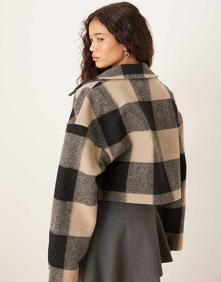https://images.asos-media.com/products/gina-tricot-relaxed-fit-cropped-jacket-in-black-and-beige-check/209114784-3?$n_750w$&wid=750&fit=constrain