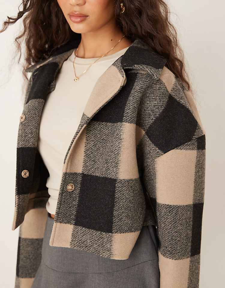 https://images.asos-media.com/products/gina-tricot-relaxed-fit-cropped-jacket-in-black-and-beige-check/209114784-4?$n_750w$&wid=750&fit=constrain