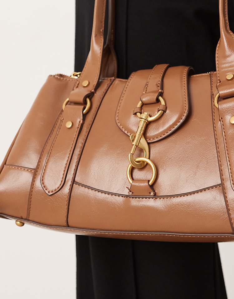 https://images.asos-media.com/products/mango-retro-bowler-shoulder-bag-with-clasp-detail-in-toffee/209160668-4?$n_750w$&wid=750&fit=constrain