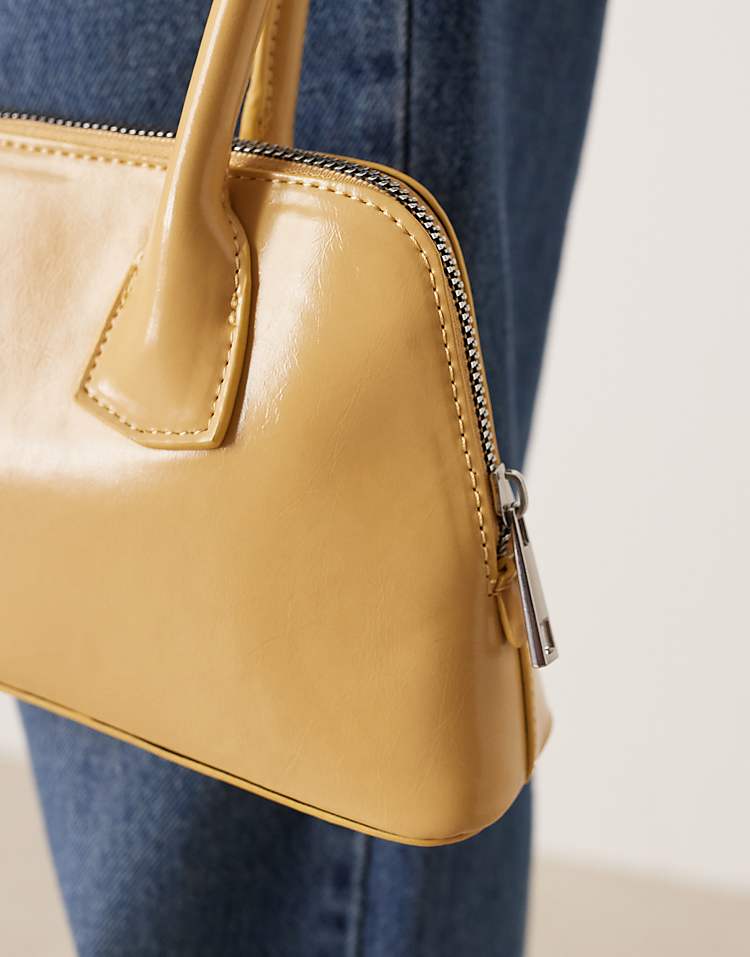 https://images.asos-media.com/products/asos-design-curved-base-bowler-bag-in-buttermilk/209327689-3?$n_750w$&wid=750&fit=constrain