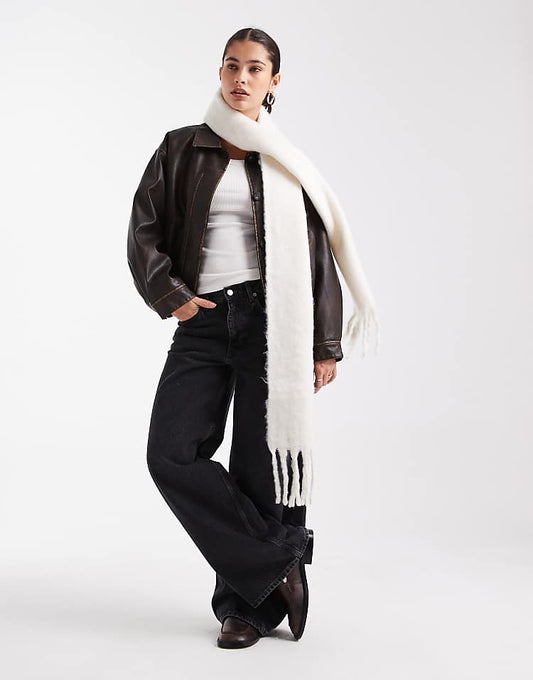 https://images.asos-media.com/products/pieces-super-soft-long-tassle-scarf-in-white/209392635-1-clouddancer?$n_750w$&wid=750&fit=constrain