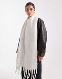 https://images.asos-media.com/products/pieces-super-soft-long-tassle-scarf-in-white/209392635-2?$n_750w$&wid=750&fit=constrain