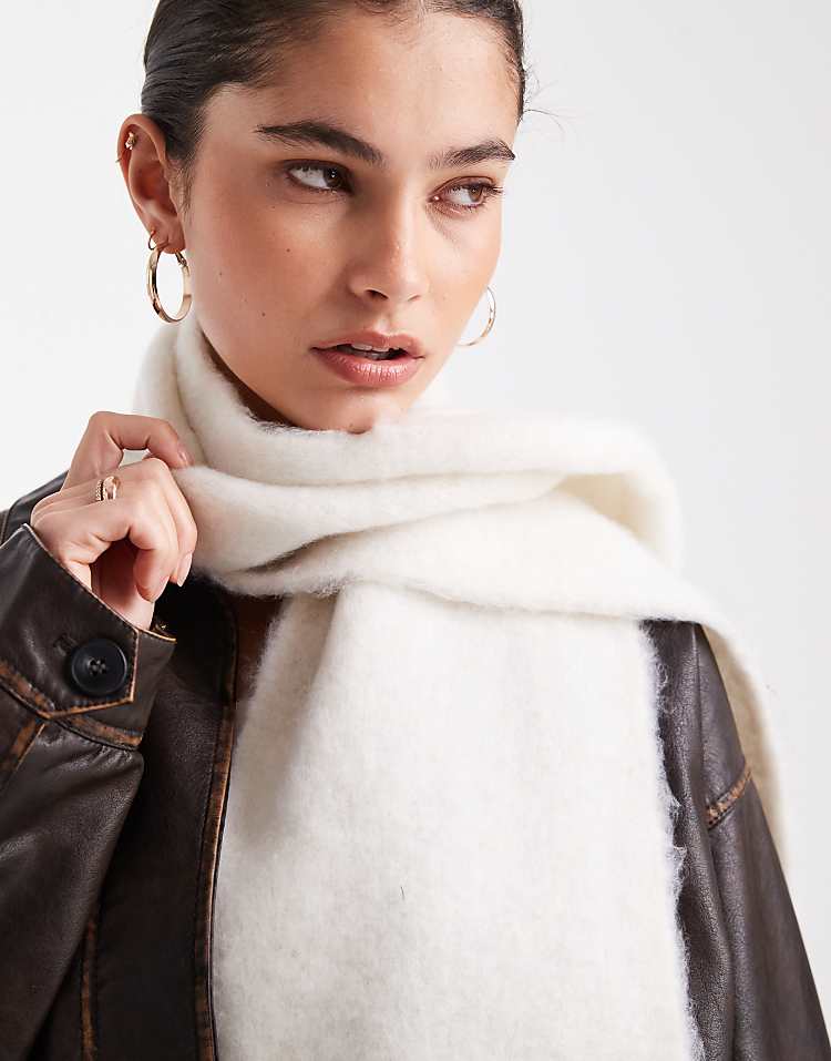 https://images.asos-media.com/products/pieces-super-soft-long-tassle-scarf-in-white/209392635-3?$n_750w$&wid=750&fit=constrain